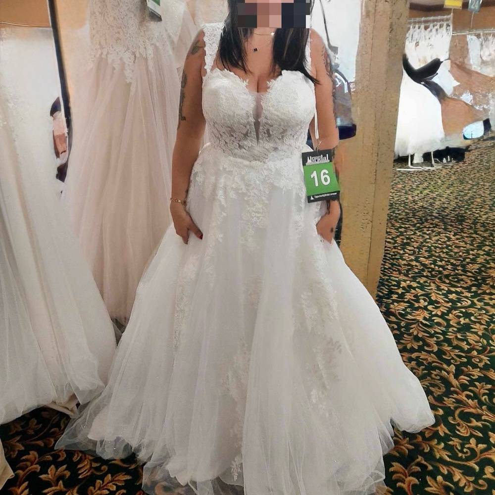 Elegant Lace Wedding Gown